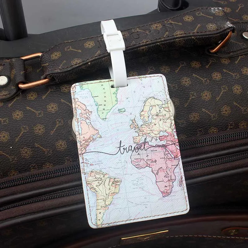 Étiquette de Bagage en PU avec Carte du Monde - Accessoire de Voyage de Haute Qualité, Porte-ID et Adresse, Étiquette Portable pour Valises - La Maison Cozy